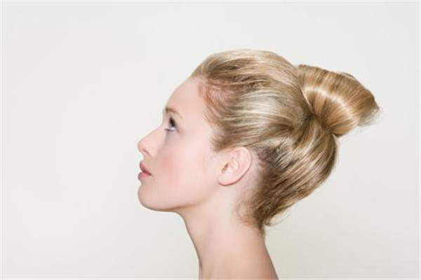 頭發(fā)掉一塊怎么辦 頭發(fā)掉一塊怎么解決 頭發(fā)掉一塊怎么辦 頭發(fā)掉一塊怎么解決