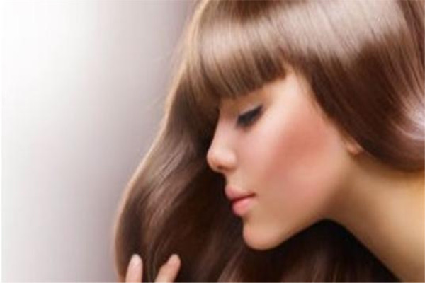 頭發(fā)掉色到衣服上能洗掉嗎 頭發(fā)掉色怎么洗掉 頭發(fā)掉色到衣服上能洗掉嗎 頭發(fā)掉色怎么洗掉