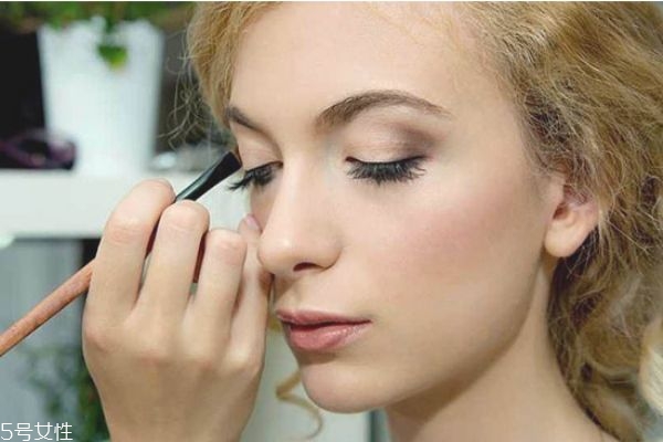 一般上眼影要幾支刷子 畫眼影需要哪些刷子 一般上眼影要幾支刷子 畫眼影需要哪些刷子