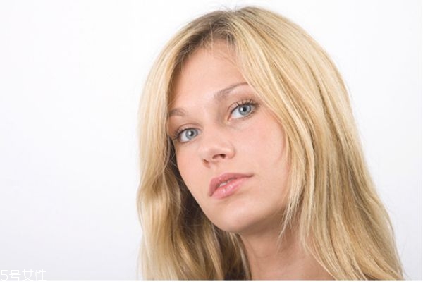 洗臉后直接涂精華可以嗎 精華液是什么時候用 洗臉后直接涂精華可以嗎 精華液是什么時候用