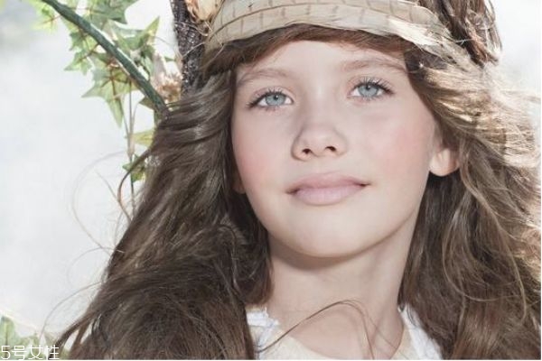 兒童女孩梳頭發(fā)的花樣 小女孩花式扎頭發(fā)步驟 兒童女孩梳頭發(fā)的花樣 小女孩花式扎頭發(fā)步驟