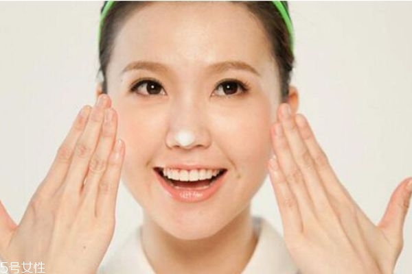 為什么化妝后會(huì)容易長痘痘 經(jīng)?；瘖y還想避免長痘怎么辦