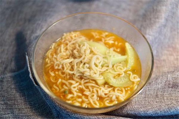 泡面熱量高嗎 泡面建議是少吃比較好 泡面熱量高嗎 泡面建議是少吃比較好