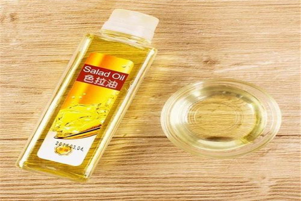 色拉油可以用花生油代替嗎 色拉油怎么用比較好 色拉油可以用花生油代替嗎 色拉油怎么用比較好