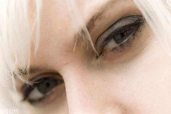 眼霜在精華液前還是后 先涂精華液還是先涂眼霜 眼霜在精華液前還是后 先涂精華液還是先涂眼霜