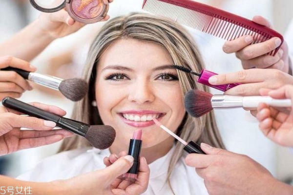 為什么化妝后會(huì)容易長痘痘 經(jīng)?；瘖y還想避免長痘怎么辦