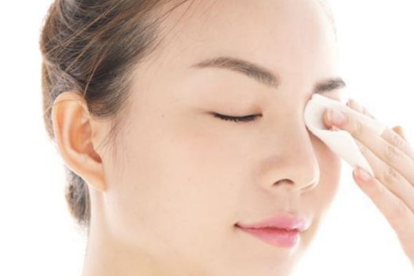 為什么化妝后會(huì)容易長痘痘 經(jīng)?；瘖y還想避免長痘怎么辦