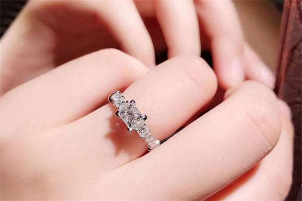 閑置的鉆戒怎么處理 鉆戒回收會(huì)貶值嗎 閑置的鉆戒怎么處理 鉆戒回收會(huì)貶值嗎