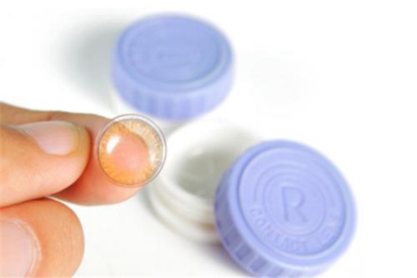 美瞳可以用眼藥水泡嗎 美瞳用眼藥水泡好嗎 美瞳可以用眼藥水泡嗎 美瞳用眼藥水泡好嗎