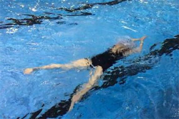 蛙泳換氣頭要抬多高 蛙泳換氣為什么會(huì)下沉 蛙泳換氣頭要抬多高 蛙泳換氣為什么會(huì)下沉