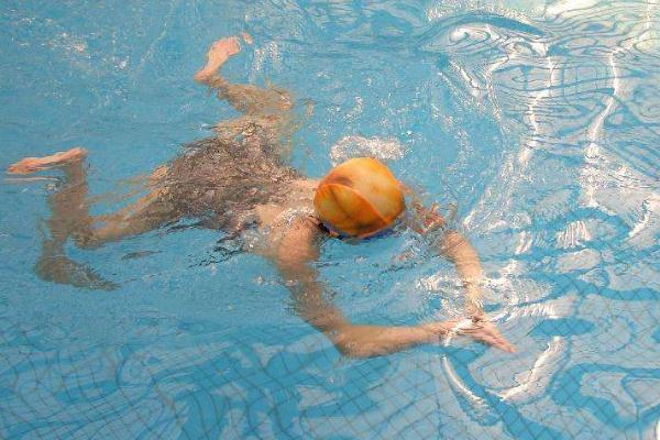 蛙泳換氣頭要抬多高 蛙泳換氣為什么會(huì)下沉 蛙泳換氣頭要抬多高 蛙泳換氣為什么會(huì)下沉