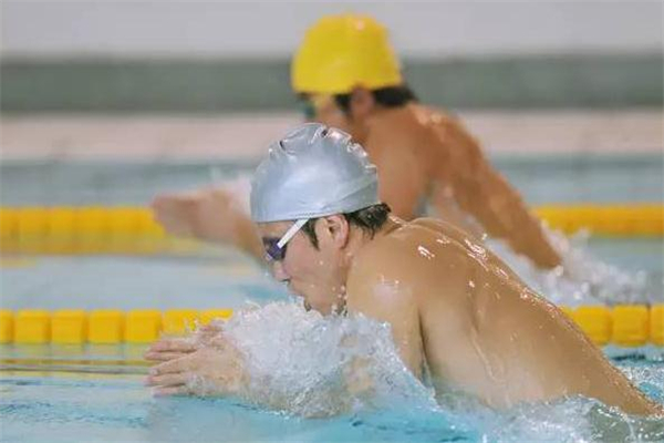 蛙泳蹬腿往后還是往下 蛙泳蹬腿時哪里發(fā)力 蛙泳蹬腿往后還是往下 蛙泳蹬腿時哪里發(fā)力