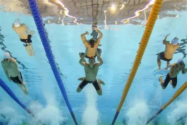 蛙泳蹬腿往后還是往下 蛙泳蹬腿時哪里發(fā)力 蛙泳蹬腿往后還是往下 蛙泳蹬腿時哪里發(fā)力