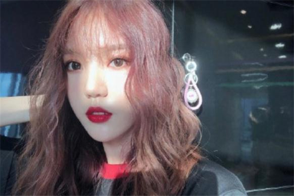 粉棕色頭發(fā)需要漂嗎 粉棕色掉色之后是什么顏色 粉棕色頭發(fā)需要漂嗎 粉棕色掉色之后是什么顏色