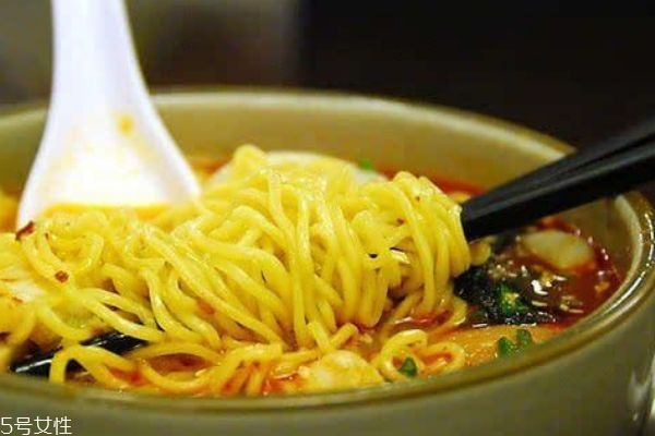 方便面的成分有什么呢 方便面為什么會發(fā)胖呢 方便面的成分有什么呢 方便面為什么會發(fā)胖呢