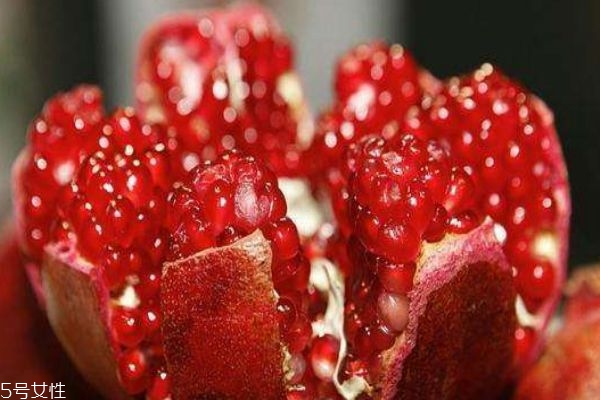 石榴有什么營(yíng)養(yǎng)價(jià)值呢 吃石榴有什么好處呢