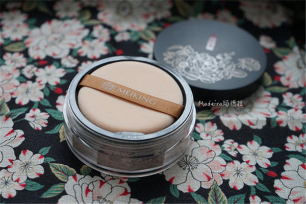 散粉是妝前還是妝后 散粉用在粉底液之后比較好 散粉是妝前還是妝后 散粉用在粉底液之后比較好