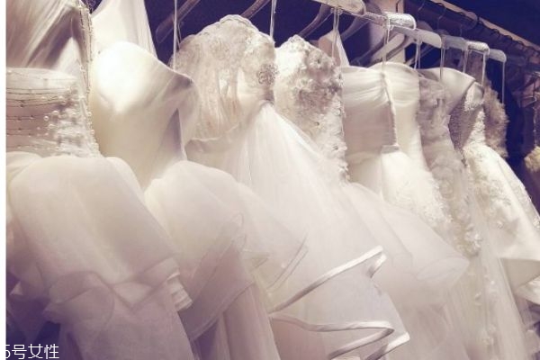 比較好的婚紗的牌子是什么呢 一組婚紗照要多少錢(qián)呢