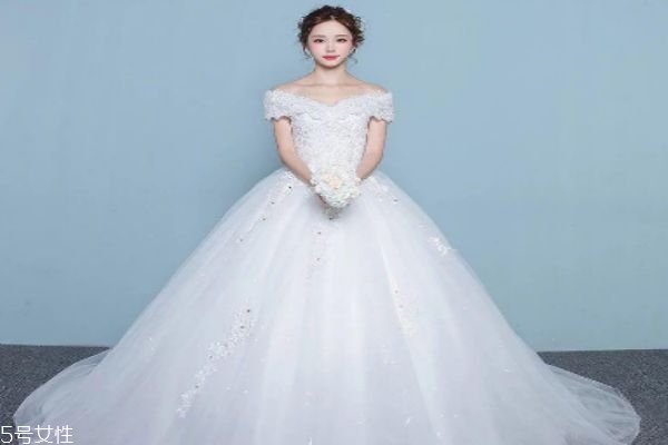 比較好的婚紗的牌子是什么呢 一組婚紗照要多少錢(qián)呢