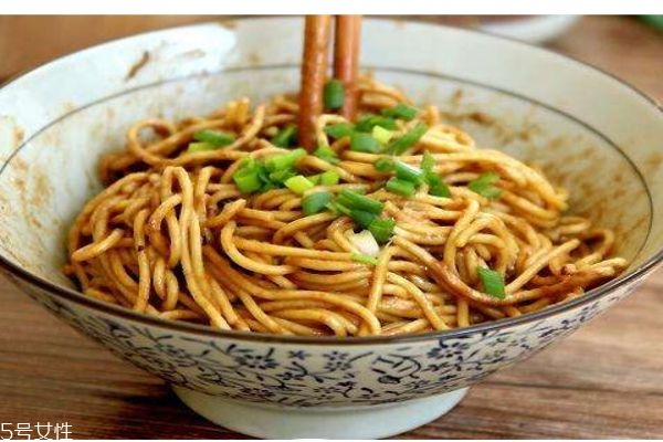 熱干面有什么營(yíng)養(yǎng)價(jià)值嗎 吃熱干面有什么好處嗎 熱干面有什么營(yíng)養(yǎng)價(jià)值嗎 吃熱干面有什么好處嗎