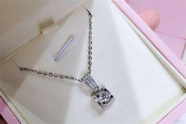 老鳳祥鉆石項(xiàng)鏈多少錢(qián) 老鳳祥鉆石項(xiàng)鏈價(jià)格