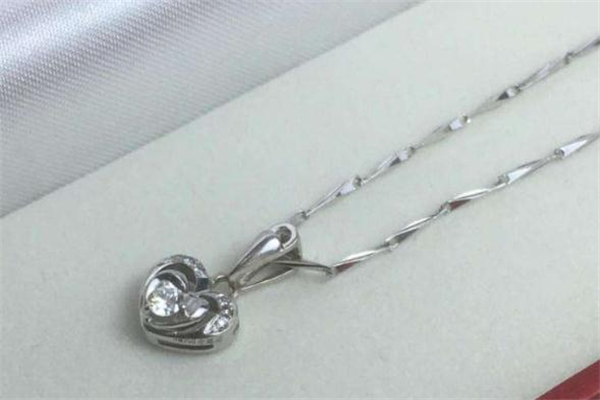 老鳳祥鉆石項(xiàng)鏈多少錢(qián) 老鳳祥鉆石項(xiàng)鏈價(jià)格