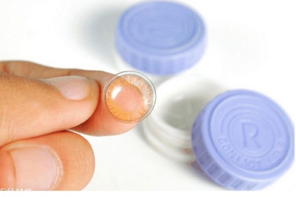 美瞳應(yīng)該怎么護理呢 美瞳的藥水多久換一次呢 美瞳應(yīng)該怎么護理呢 美瞳的藥水多久換一次呢