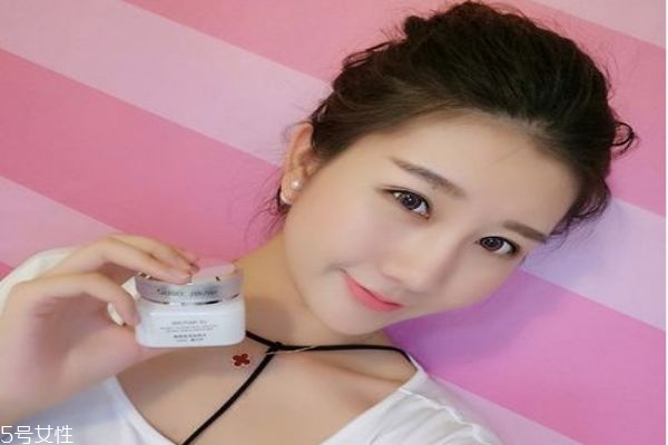 使用素顏霜需要卸妝嗎 素顏霜是護(hù)膚品還是化妝品呢 使用素顏霜需要卸妝嗎 素顏霜是護(hù)膚品還是化妝品呢