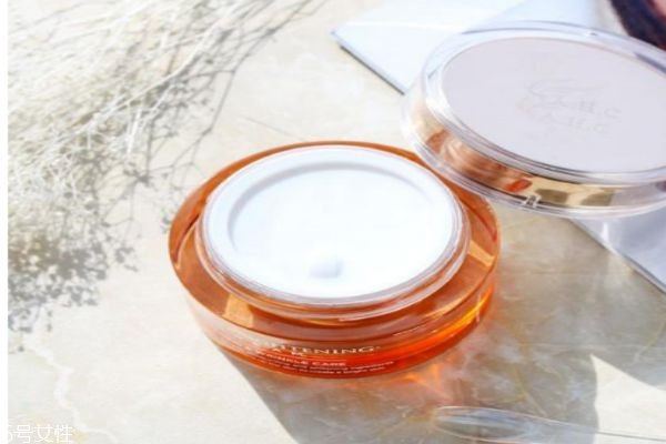 使用素顏霜需要卸妝嗎 素顏霜是護(hù)膚品還是化妝品呢 使用素顏霜需要卸妝嗎 素顏霜是護(hù)膚品還是化妝品呢