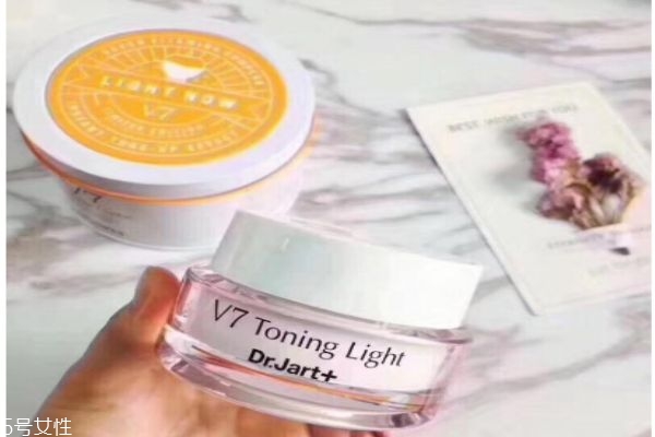 使用素顏霜需要卸妝嗎 素顏霜是護(hù)膚品還是化妝品呢 使用素顏霜需要卸妝嗎 素顏霜是護(hù)膚品還是化妝品呢