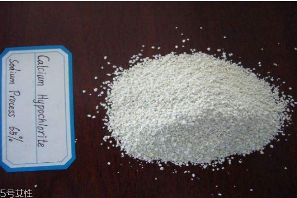 漂白粉對衣服有什么傷害嗎 白衣服顏色了用漂白粉有用嗎 漂白粉對衣服有什么傷害嗎 白衣服顏色了用漂白粉有用嗎