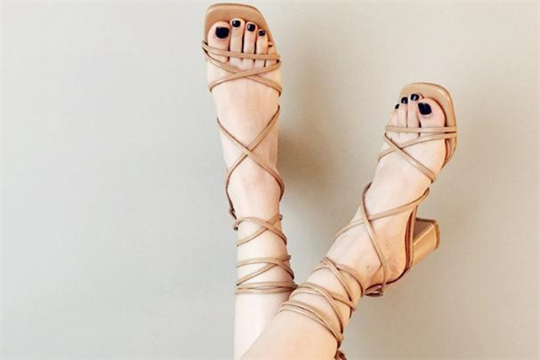 綁帶涼鞋什么顏色好看 綁帶涼鞋穿搭指南 綁帶涼鞋什么顏色好看 綁帶涼鞋穿搭指南