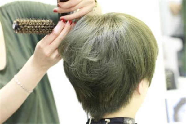 經(jīng)常染頭發(fā)會白發(fā)嗎 一般來說是不會的 經(jīng)常染頭發(fā)會白發(fā)嗎 一般來說是不會的