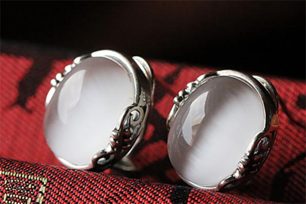 貓眼石和虎眼石的區(qū)別 貓眼石和虎眼石哪個(gè)好 貓眼石和虎眼石的區(qū)別 貓眼石和虎眼石哪個(gè)好