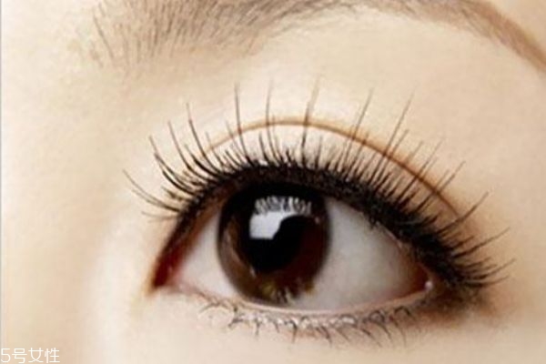 眼睫毛比較少應(yīng)該怎么辦呢 為什么眼睫毛會(huì)稀少呢