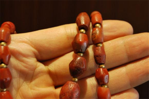 雞肝瑪瑙怎么鑒別真假 雞肝瑪瑙真假對(duì)比 雞肝瑪瑙怎么鑒別真假 雞肝瑪瑙真假對(duì)比