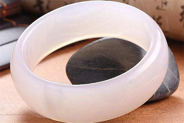 白瑪瑙手鐲價(jià)格 白瑪瑙手鐲一般多少錢 白瑪瑙手鐲價(jià)格 白瑪瑙手鐲一般多少錢