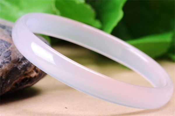 白瑪瑙手鐲價(jià)格 白瑪瑙手鐲一般多少錢 白瑪瑙手鐲價(jià)格 白瑪瑙手鐲一般多少錢