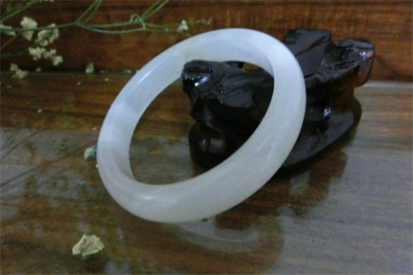 白瑪瑙手鐲價(jià)格 白瑪瑙手鐲一般多少錢 白瑪瑙手鐲價(jià)格 白瑪瑙手鐲一般多少錢