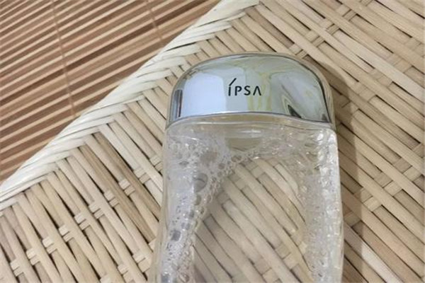 爽膚水敷臉有什么好處 根據(jù)自己的膚質來選擇爽膚水