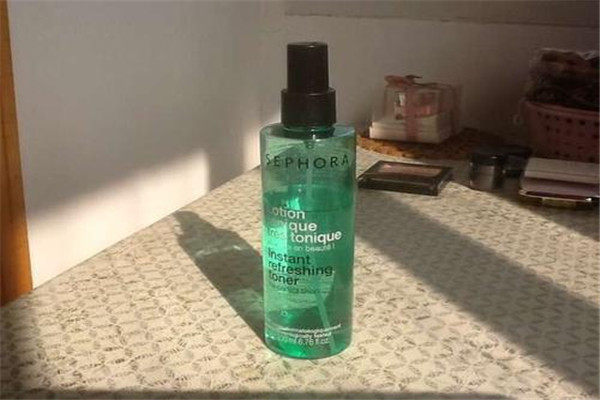 爽膚水敷臉有什么好處 根據(jù)自己的膚質來選擇爽膚水