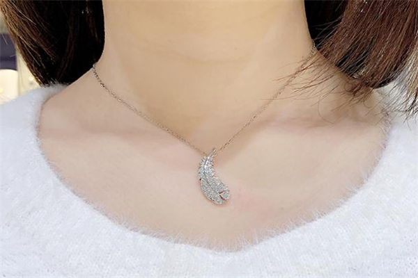 施華洛世奇羽毛項鏈寓意 施華洛世奇羽毛項鏈好看嗎 施華洛世奇羽毛項鏈寓意 施華洛世奇羽毛項鏈好看嗎