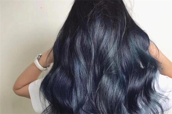 藍(lán)黑色掉色是什么顏色 藍(lán)黑色頭發(fā)掉色過(guò)程 藍(lán)黑色掉色是什么顏色 藍(lán)黑色頭發(fā)掉色過(guò)程