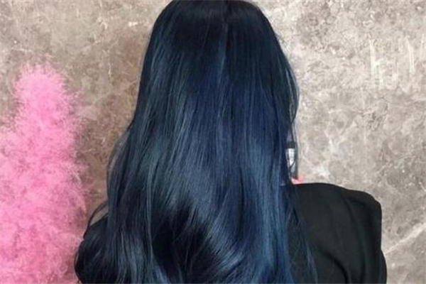 藍(lán)黑色掉色是什么顏色 藍(lán)黑色頭發(fā)掉色過(guò)程 藍(lán)黑色掉色是什么顏色 藍(lán)黑色頭發(fā)掉色過(guò)程