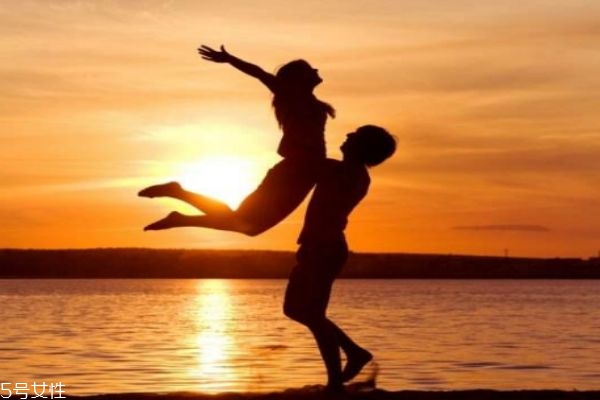 男朋友比較害羞怎么辦呢 為什么男朋友從來不說情話呢 男朋友比較害羞怎么辦呢 為什么男朋友從來不說情話呢