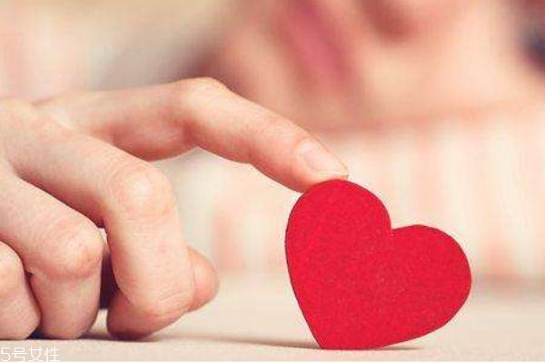 男朋友比較害羞怎么辦呢 為什么男朋友從來不說情話呢 男朋友比較害羞怎么辦呢 為什么男朋友從來不說情話呢