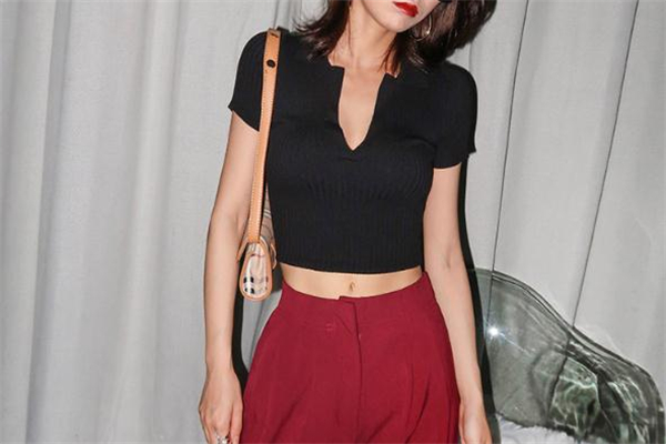 露臍裝配什么褲子好看 露臍裝搭配什么樣的褲子 露臍裝配什么褲子好看 露臍裝搭配什么樣的褲子