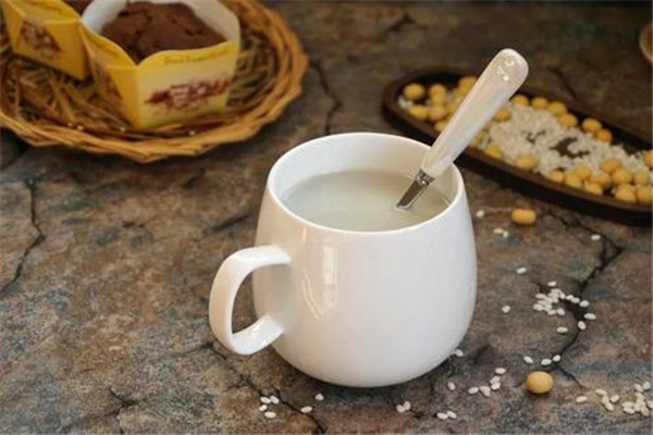 喝豆?jié){可以吃雞蛋嗎 豆?jié){最好不要喝雞蛋一起吃 喝豆?jié){可以吃雞蛋嗎 豆?jié){最好不要喝雞蛋一起吃