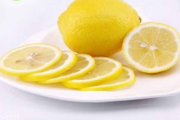 用檸檬美容護(hù)膚的小技巧 檸檬美容的正確方法 用檸檬美容護(hù)膚的小技巧 檸檬美容的正確方法