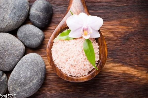 沐浴鹽可以天天用嗎 沐浴鹽可以去雞皮膚嗎 沐浴鹽可以天天用嗎 沐浴鹽可以去雞皮膚嗎